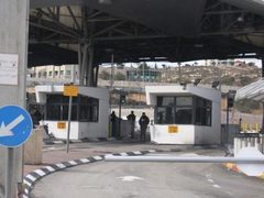 الاحتلال يطلق النار على شاب قرب حاجز شعفاط وأنباء عن استشهاده