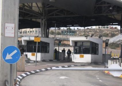 الاحتلال يطلق النار على شاب قرب حاجز شعفاط وأنباء عن استشهاده