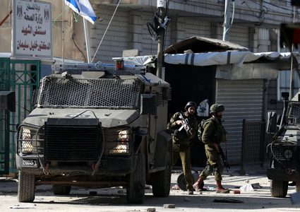 قوات الاحتلال تقتحم مدينة طوباس وتداهم العديد من منازل المواطنين