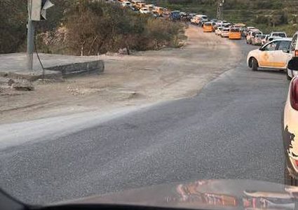 مستعمرون يغلقون البوابه الحديدية قرب قرية عطارة