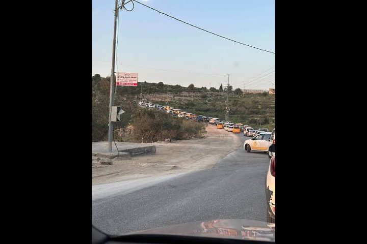 مستعمرون يغلقون البوابه الحديدية قرب قرية عطارة