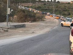 مستعمرون يغلقون البوابه الحديدية قرب قرية عطارة