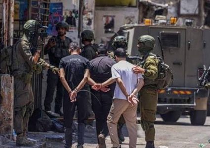 الاحتلال يشن حملة اعتقالات واسعة طالت 66 مواطنا من محافظات الضفة