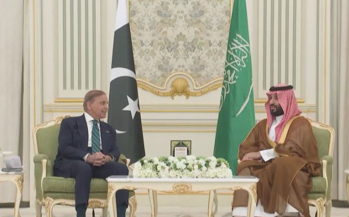 السعودية وباكستان تؤكدان أهمية خفض التصعيد وضمان أمن الممرات المائية