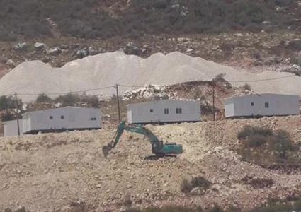 مستوطنون يخربون أراضي المواطنين بالجبعة والاحتلال ينصب حاجزا في بيت جالا