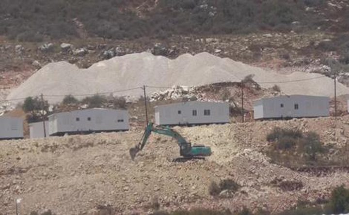 مستوطنون يخربون أراضي المواطنين بالجبعة والاحتلال ينصب حاجزا في بيت جالا