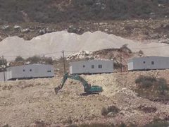 مستوطنون يخربون أراضي المواطنين بالجبعة والاحتلال ينصب حاجزا في بيت جالا