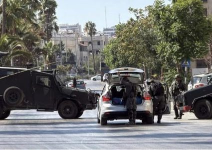 الاحتلال يقيم حاجزا قرب المغير ويعتقل شابا ويمنع المركبات من المرور بسهل مرج سيع