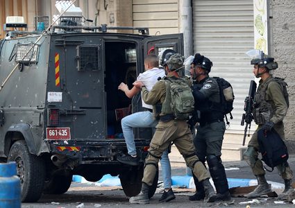 الاحتلال يعتقل 12 مواطنا قرب حاجزي مزموريا وجبع شمال وجنوب القدس