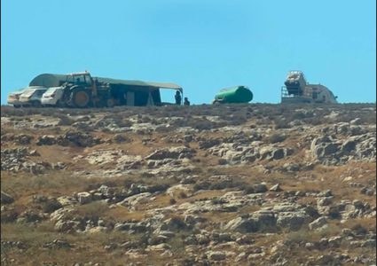 مستوطنون يقيمون بؤرة استيطانية جديدة على أراضي تل العاصور شرق رام الله