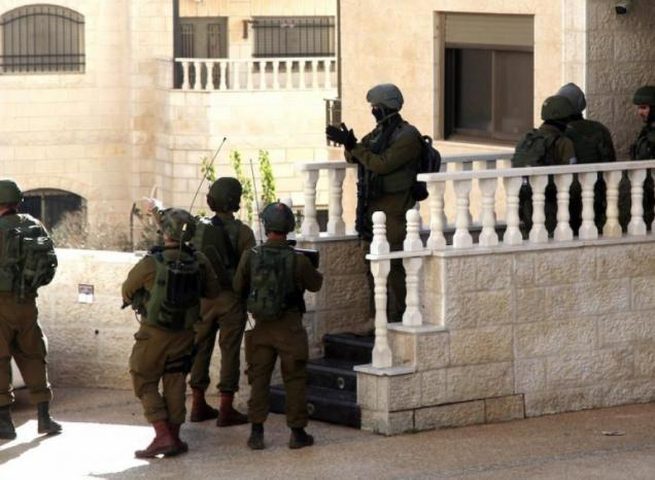 الاحتلال يداهم منازل في عناتا ويقتحم حزما شرق القدس
