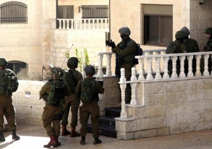 الاحتلال يداهم منازل في عناتا ويقتحم حزما شرق القدس