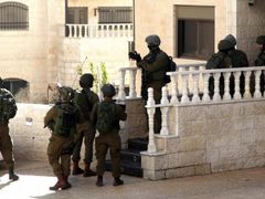 الاحتلال يداهم منازل في عناتا ويقتحم حزما شرق القدس
