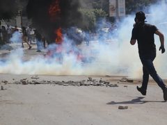 الاحتلال يقتحم بلدة أبو ديس ويطلق قنابل الغاز والصوت