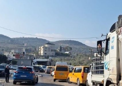 إغلاق حواجز الاحتلال يجبر سيدتين على الولادة داخل مركبتين في محيط نابلس