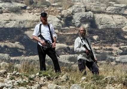 مستوطنون يهاجمون عاملين في مصنع بكفر مالك ويحرقون معدات ثقيلة