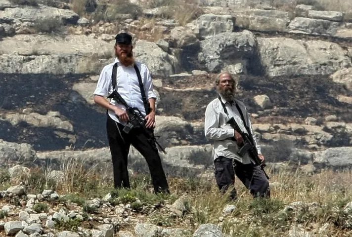مستوطنون يهاجمون عاملين في مصنع بكفر مالك ويحرقون معدات ثقيلة