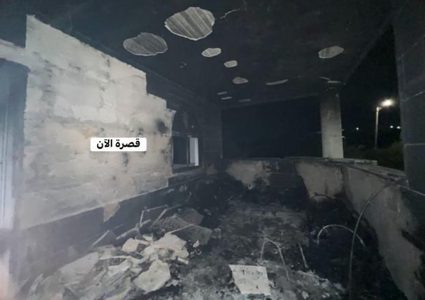 مستوطنون يهاجمون بلدة قصرة ويحرقون مسجد "الرحمة"