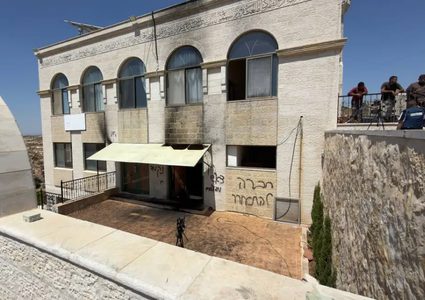إرهاب المستوطنين يتصاعد: إحراق مسجدٍ في قصرة وأجزاءٍ من منزل في بيت فوريك