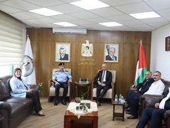 رئيس سلطة الأراضي يسلم تخصيصا لقطعة أرض في عنبتا لصالح الداخلية ومنفعة الشرطة