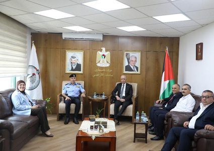 رئيس سلطة الأراضي يسلم تخصيصا لقطعة أرض في عنبتا لصالح الداخلية ومنفعة الشرطة