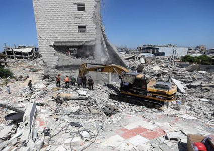 انتشال رفات 99 شهيدا من تحت أنقاض منزل لعائلتي أبو شريعة والحساينة في حي الصبرة