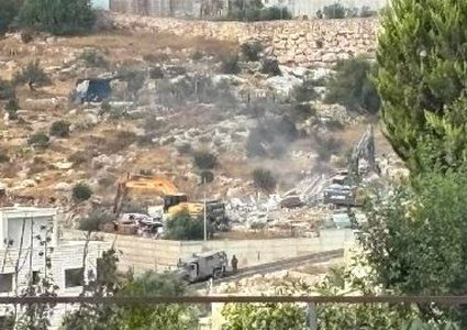 جيش الاحتلال يهدم منزلين في نعلين غرب رام الله
