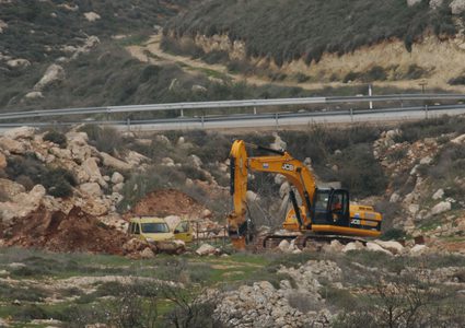 الاحتلال يشرع بتجريف أراضٍ من قلقيلية