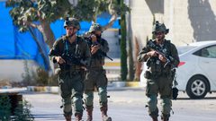 الخليل: قوات الاحتلال تداهم بلدات وتفتش منازل ومركبات وتغلق طرقًا