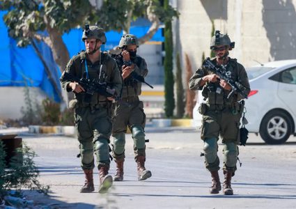 الخليل: قوات الاحتلال تداهم بلدات وتفتش منازل ومركبات وتغلق طرقًا