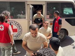 الصليب الأحمر: تسهيل نقل 60 معتقلاً أُفرج عنهم إلى مجمع ناصر الطبي