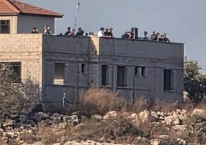 مستوطنون إرهابيون يستولون على منزل قيد الإنشاء في دير عمار