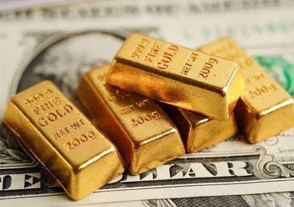 الذهب يتراجع مع صعود الدولار والنفط يهبط بأكثر من دولار