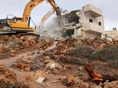 الاحتلال يهدم منزلاً في شقبا غرب رام الله