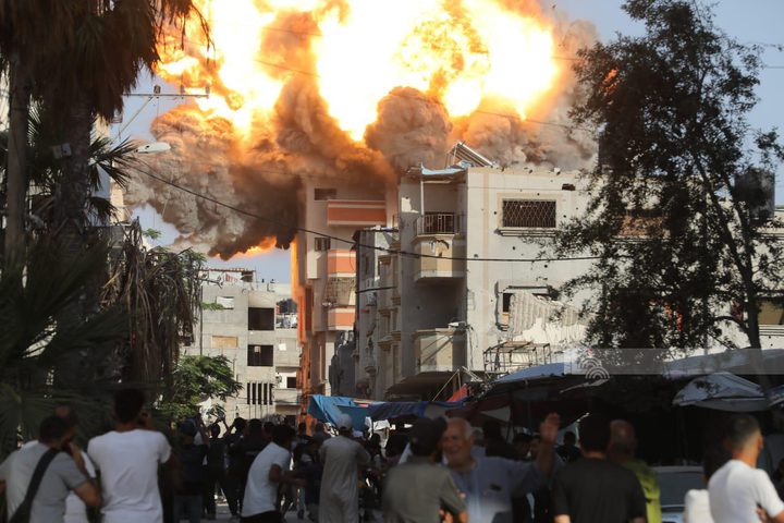 3 إصابات جراء قصف للاحتلال استهدف بناية سكنية غرب مدينة غزة