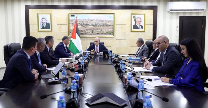 رئيس الوزراء يترأس اجتماعاً للجنة الخاصة للتعامل مع تداعيات أزمة الشيكل