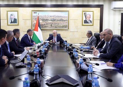 رئيس الوزراء يترأس اجتماعاً للجنة الخاصة للتعامل مع تداعيات أزمة الشيكل