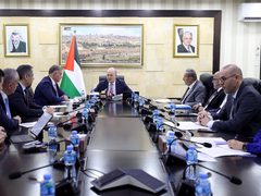 رئيس الوزراء يترأس اجتماعاً للجنة الخاصة للتعامل مع تداعيات أزمة الشيكل