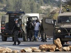 الاحتلال يداهم إذاعة في قلقيلية ويعتقل مواطنا من كفر قدوم