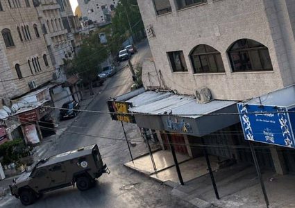 الاحتلال يقتحم نابلس ويعتقل ثمانية مواطنين بينهم سيدة