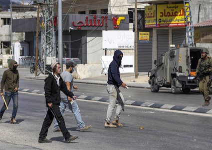 مستوطنون يعتدون على المواطنين ويستولون على ثلاث مركبات في الأغوار الشمالية