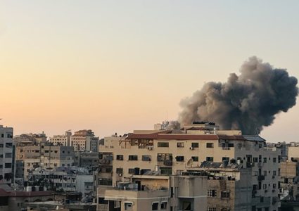 الاحتلال يدمر مسجدا بغزة ومنزلا بدير البلح ويواصل خروقاته