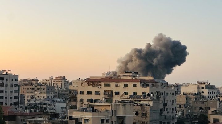 الاحتلال يدمر مسجدا بغزة ومنزلا بدير البلح ويواصل خروقاته