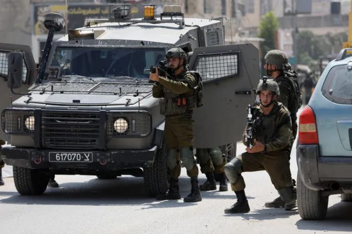 الاحتلال يحاصر منزلا في بيت أمر شمال الخليل