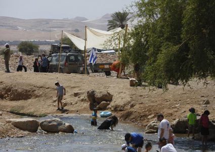 مستوطنون يداهمون خيام المواطنين في الرأس الأحمر
