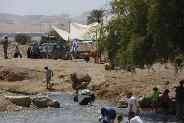 مستوطنون يداهمون خيام المواطنين في الرأس الأحمر
