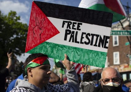 واشنطن: متظاهرون يحتجون أمام الفندق الذي استضاف نتنياهو ويطالبون باعتقاله
