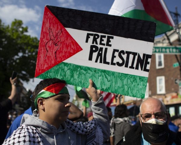 واشنطن: متظاهرون يحتجون أمام الفندق الذي استضاف نتنياهو ويطالبون باعتقاله