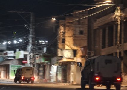 قوات كبيرة من جيش الاحتلال تقتحم بلدة بيت أمر وفرض حظر التجوال