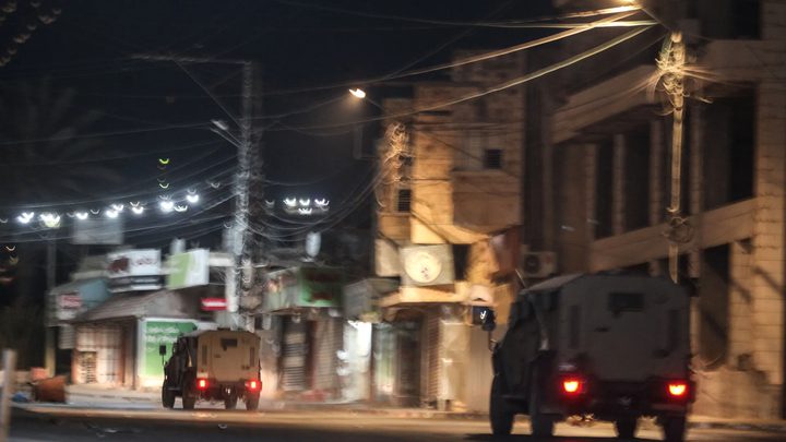 قوات كبيرة من جيش الاحتلال تقتحم بلدة بيت أمر وفرض حظر التجوال